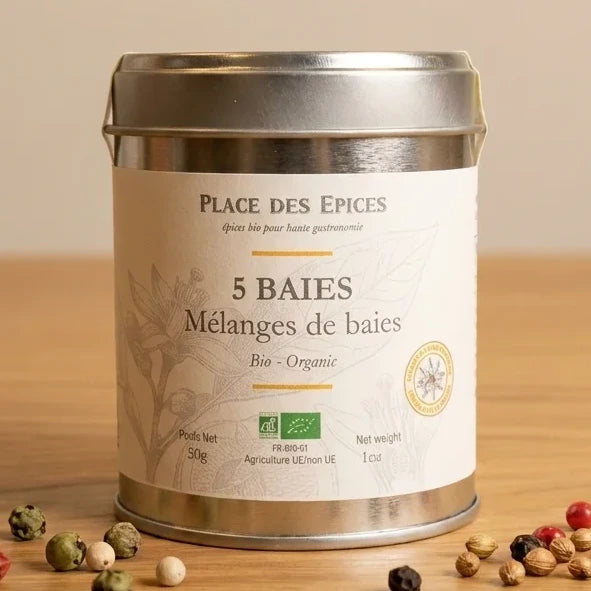 Mélange 5 Baies Bio 50g Place des épices - boîte métallique sur surface en bois