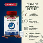 Superdiet Mélatonine 1mg 120 gélules avec posologie, gélules et verre d'eau sur fond bleu