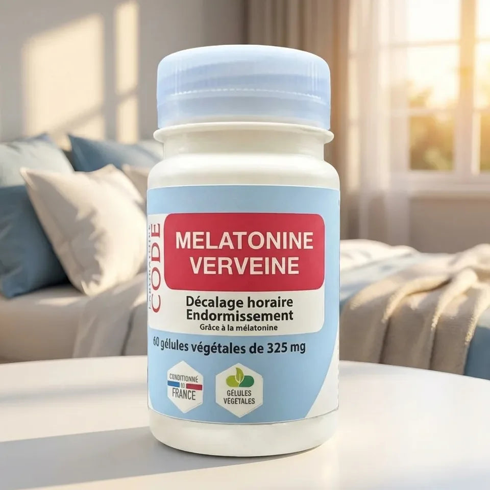 Mélatonine Verveine 60 gélules Laboratoire Code, flacon supplément sommeil sur surface blanche, ambiance relaxante