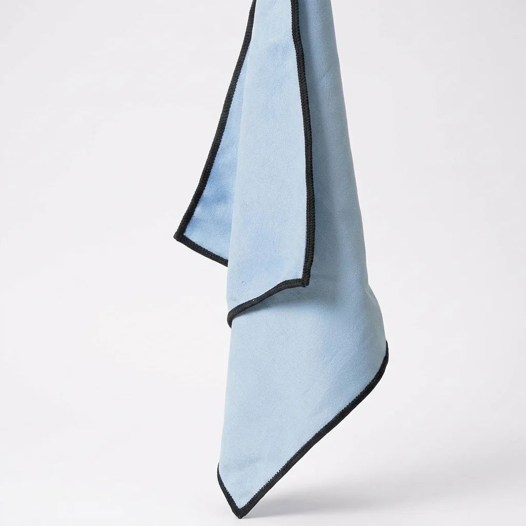 Chiffon microfibre extra-fine bleu clair avec bordures sombres, texture premium et qualité artisanale Pimpant