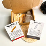 Un Mini coffret de Purification avec 5 bâtons de Palo Santo & 1 tour de cristal de Sélénite