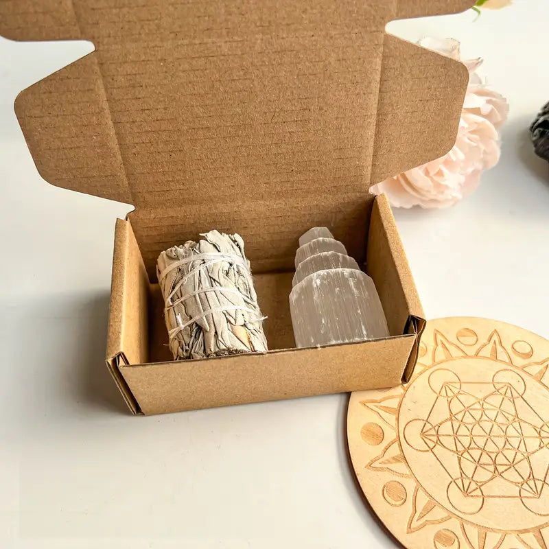 Un Mini coffret de Purification comprenant 1 Sauge Blanche & 1 Sélénite