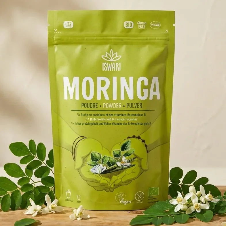 Poudre de Moringa Iswari 125g avec feuilles fraîches sur surface bois naturelle