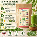 Poudre de moringa Ayur-vana 150 g en sachet kraft, à côté d'un smoothie vert et d'un bol de poudre, avec dosage conseillé