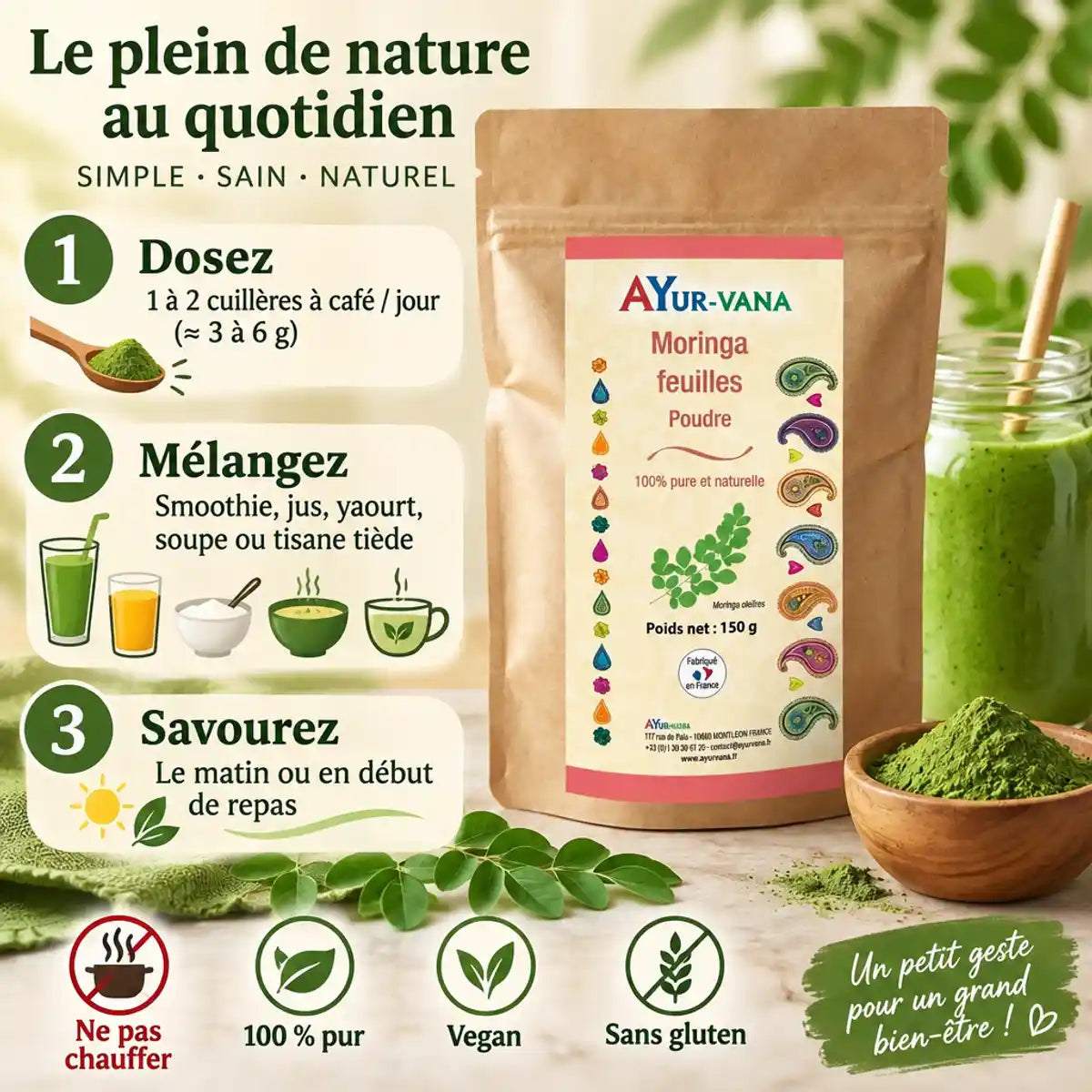 Poudre de moringa Ayur-vana 150 g en sachet kraft, à côté d'un smoothie vert et d'un bol de poudre, avec dosage conseillé
