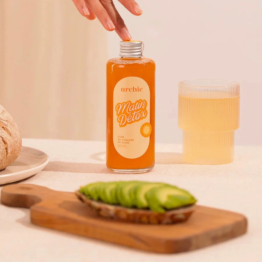Une bouteille de Cure Morning Detox au Vinaigre de Cidre bio (200ml) Archie sur une table de petit déjeuner