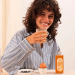 Photo d'une femme en train de boire un verre de Morning Detox au Vinaigre de Cidre bio Archie