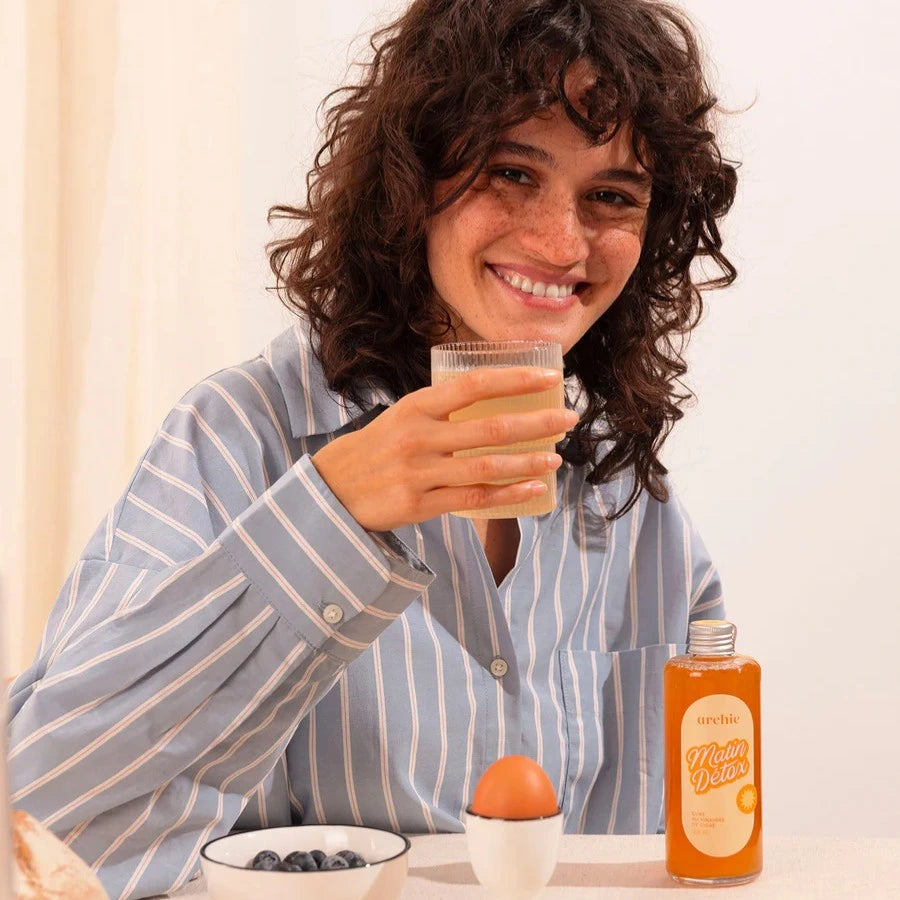 Photo d'une femme en train de boire un verre de Morning Detox au Vinaigre de Cidre bio Archie