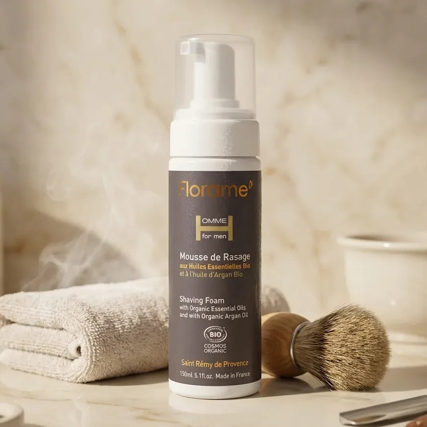 Mousse de rasage bio Florame 150ml en flacon avec applicateur sur marbre