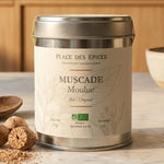 Muscade moulue bio 50g Place des épices avec noix de muscade fraîche sur marbre