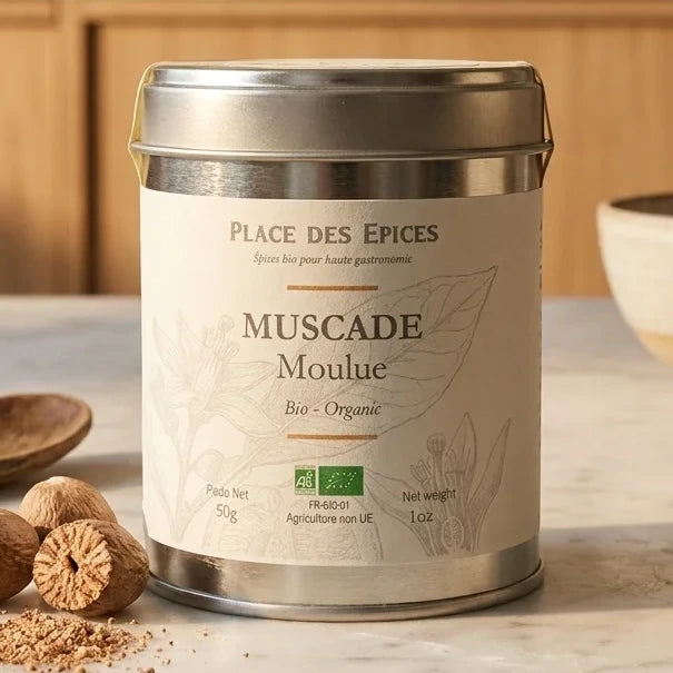 Muscade moulue bio 50g Place des épices avec noix de muscade fraîche sur marbre