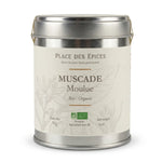 Muscade moulue bio 50g Place des épices - Boîte cylindrique avec label crème sur fond blanc