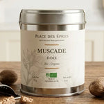 Muscade noix bio 50g Place des épices sur surface bois avec noix entières et râpe vintage