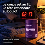 Flacon Sommeil de Mush n Go sur une table de nuit, réveil à 02:17 : « Le corps est au lit. La tête est encore au boulot. »