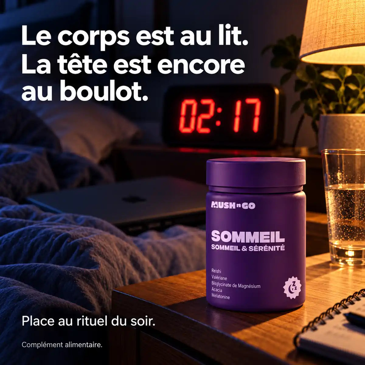 Flacon Sommeil de Mush n Go sur une table de nuit, réveil à 02:17 : « Le corps est au lit. La tête est encore au boulot. »