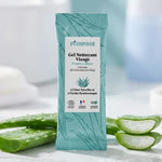 Nettoyant visage poudre Pimpant Aloe Vera à diluer avec feuilles fraîches sur marbre blanc