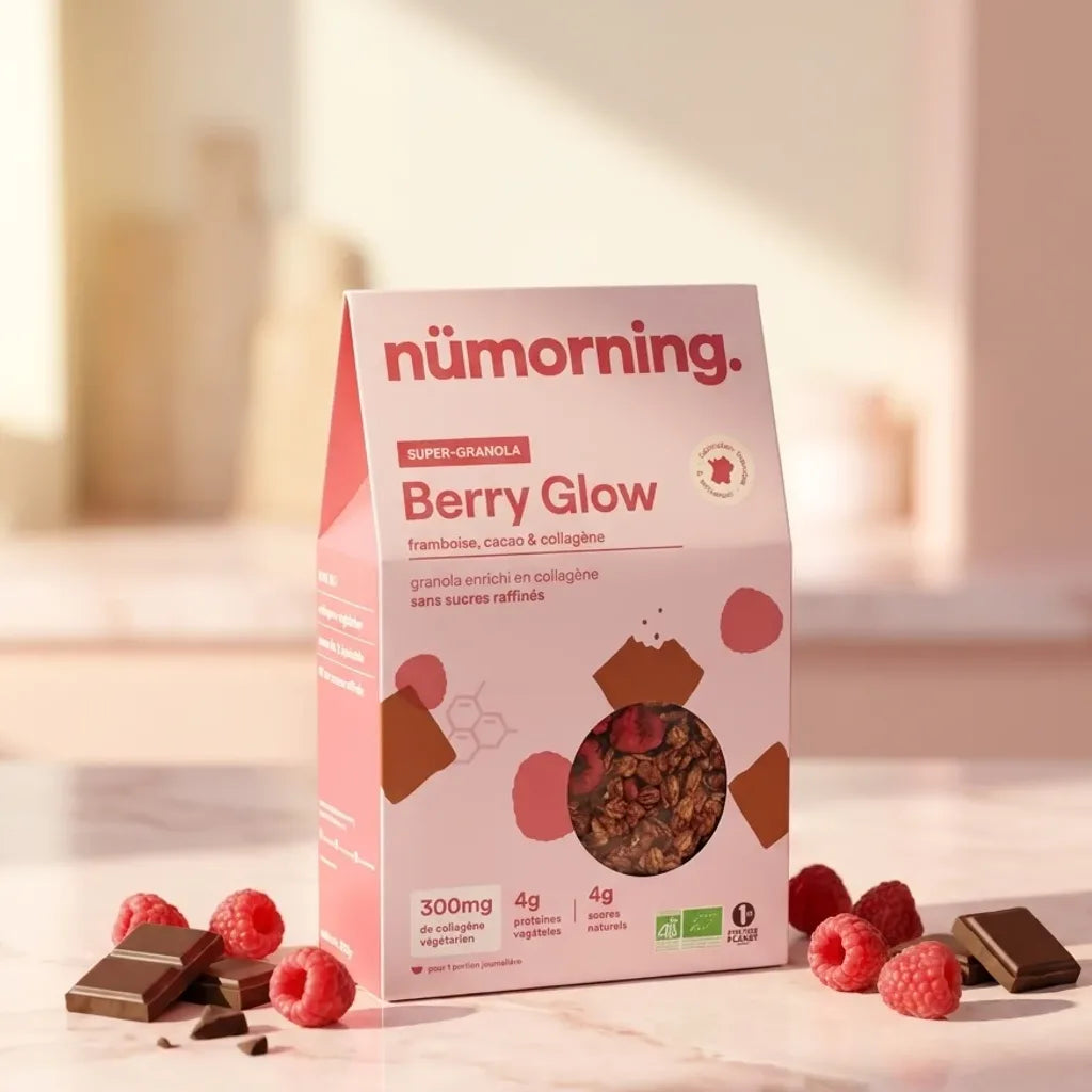 nüMorning Granola Berry Glow bio choco/framboise avec collagène sur marbre rose