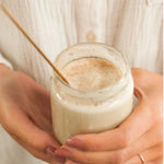 Un femme tenant un verre de Moon Milk 