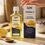 Oméga 3 Capital Forme Lysi arôme citron 240 ml sur un plan de cuisine, avec citron, cuillère d'huile et yaourt aux fruits