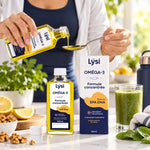 Mains versant une cuillère d'huile de poisson Lysi Oméga 3 Capital Forme citron, avec smoothie vert et citrons