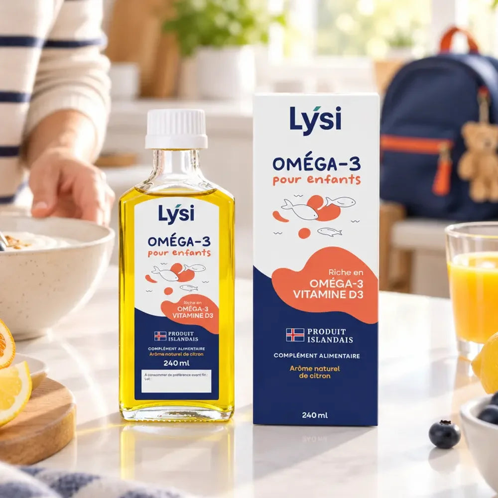 Flacon et emballage Lysi oméga 3 enfants, huile de poisson 240 ml, sur un plan de cuisine lumineux avec yaourt et agrumes
