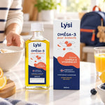Flacon et emballage Lysi oméga 3 enfants, huile de poisson 240 ml, sur un plan de cuisine lumineux avec yaourt et agrumes