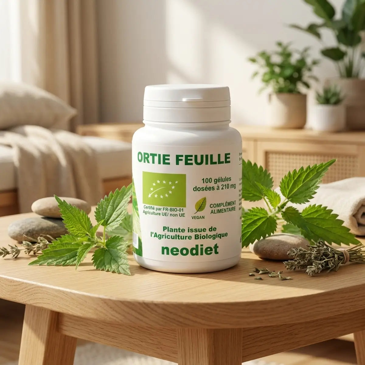 Neodiet Ortie piquante feuille 100 gélules bouteille avec feuilles d'ortie frais sur table wellness bois