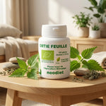 Neodiet Ortie piquante feuille 100 gélules bouteille avec feuilles d'ortie frais sur table wellness bois