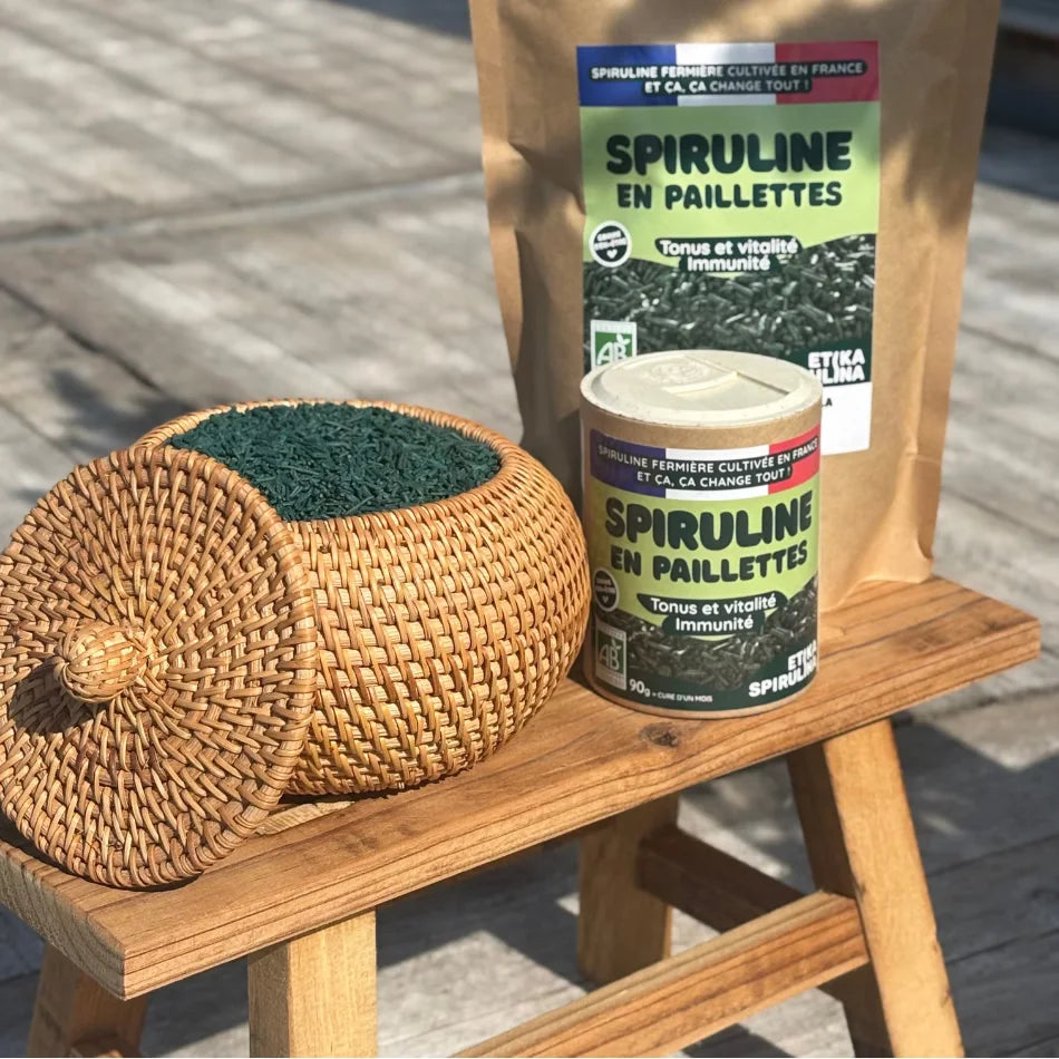 Un pot en osier rempli de Spiruline en paillettes bio & française de la marque Etika Spirulina