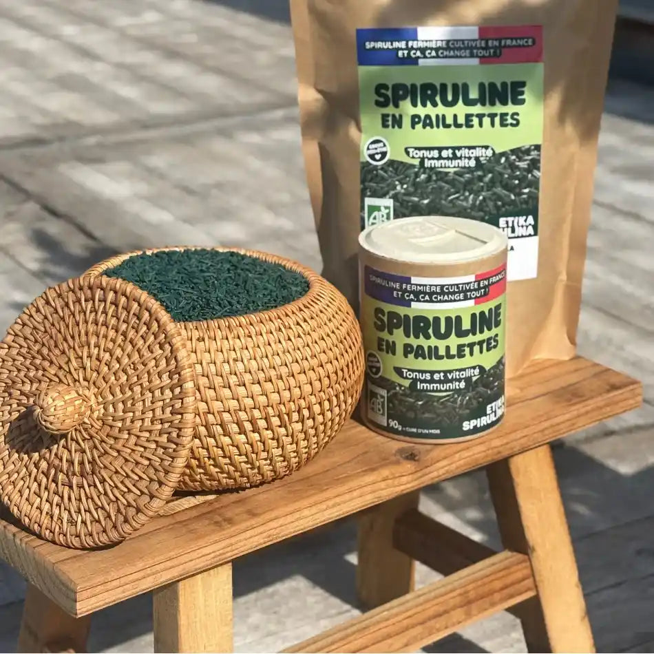 Photo d'ambiance d'Une boite de Spiruline bio en paillettes (origine France) de 90 g de la marque Etika Spirulina