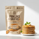 Iswari Pancake Gaufre Nature 300g avec pile de pancakes dorés sur fond blanc