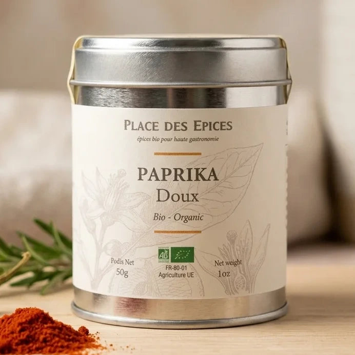 Paprika doux bio 60g Place des épices en boîte métallique sur fond neutre