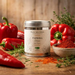 Paprika Doux Bio 60g Place des épices sur bois avec poivrons rouges frais et herbes méditerranéennes