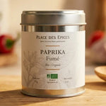 Paprika fumé bio 50g Place des épices sur surface en bois avec légumes et cuillère