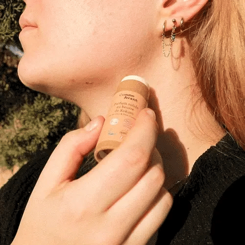 Vidéo d'une femme en train d'appliquer dans son cou du parfum solide au beurre de kokum, parfum monoï vanillé, de 20 g de la marque Comme Avant