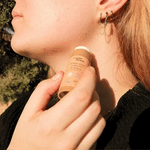 Vidéo d'une femme en train d'appliquer dans son cou du parfum solide au beurre de kokum, parfum monoï vanillé, de 20 g de la marque Comme Avant