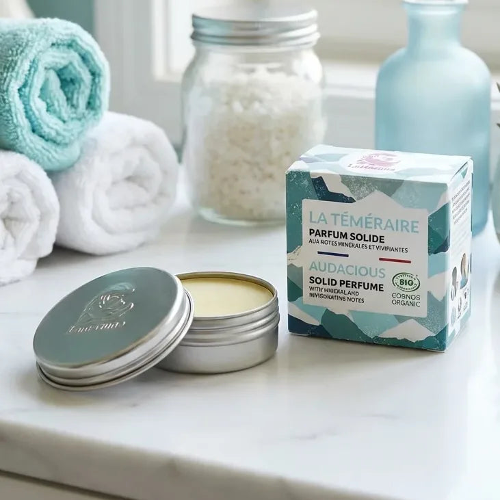Parfum solide La Téméraire Lamazuna 20ml en boîte métallique avec décor salle de bain