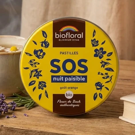 Pastilles Biofloral SOS Nuit Paisible sur table de nuit avec tisane et lavande