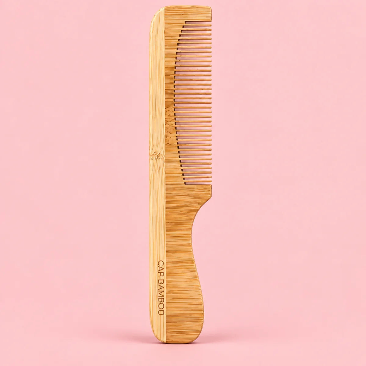 Peigne à barbe en bambou dents fines Cap Bambou sur fond rose clair