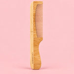 Peigne à barbe en bambou dents fines Cap Bambou sur fond rose clair