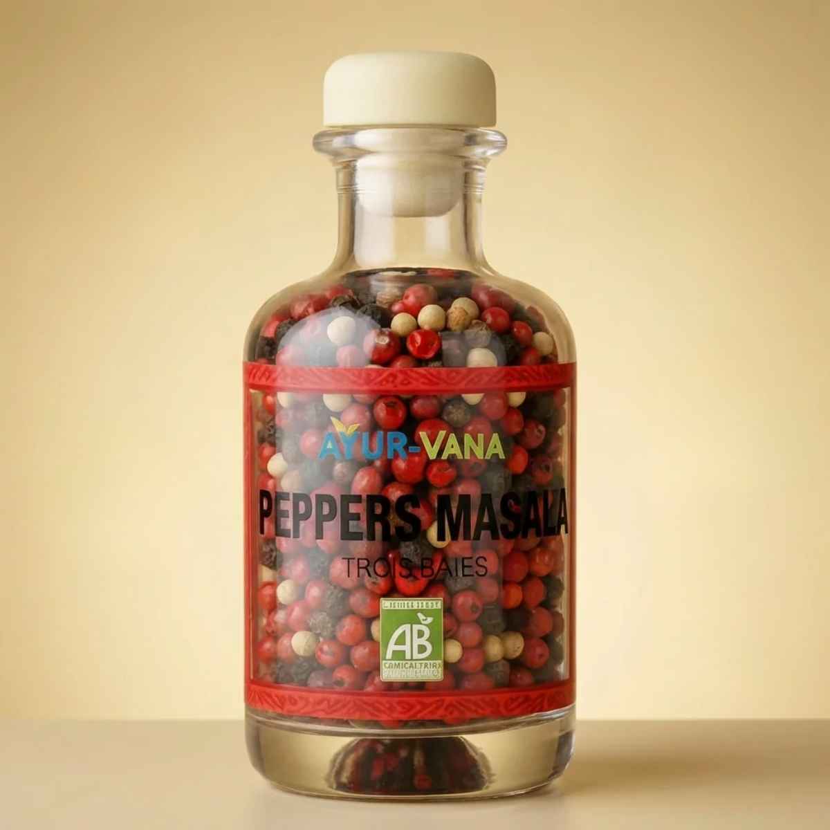Un flacon verre de 50 grammes de Peppers Masala bio (trois baies) Ayur-Vana