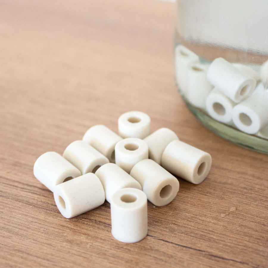 perles en céramique vues de près, posées sur une table en bois