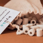 Photo d'ambiance d'un sachet de Perles de céramique grises pour usage ménager Kyuké 