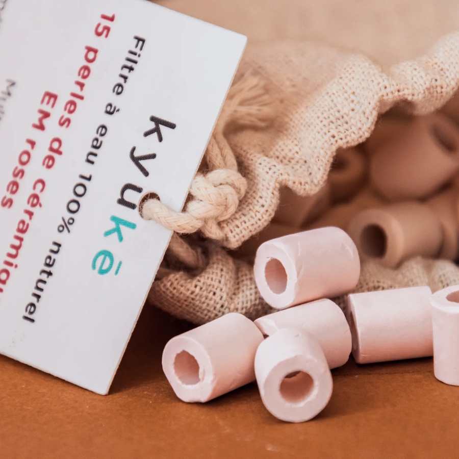 Des Perles de céramique roses Kyuké pour filtrer l’eau du robinet naturellement 