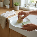 Petite brosse vaisselle écologique Anotherway en bois avec fibres naturelles en cuisine