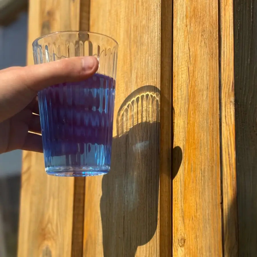 De la Phycocyanine liquide bio Etika Spirulina dans un verre