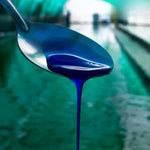 De la Phycocyanine liquide bio Etika Spirulina dans une cuillère