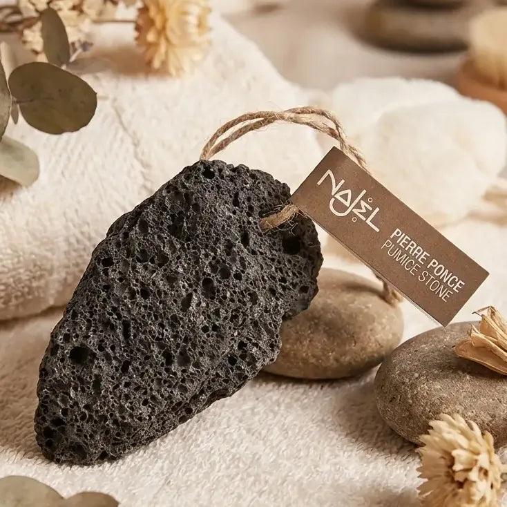 Pierre ponce Najel avec cordon naturel sur fond spa minimaliste avec serviettes blanches
