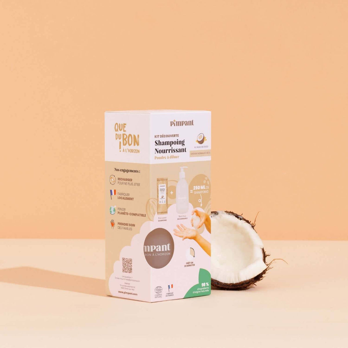 Le packaging du kit découverte shampoing nourrissant coco Pimpant devant une noix de coco ouverte