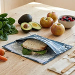 Pochette coton enduit Angie Be Green réutilisable avec fruits et légumes frais sur surface bois